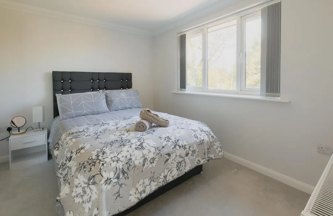 Newly Refurbished Two Bedroom Flat Near Town Centre-1