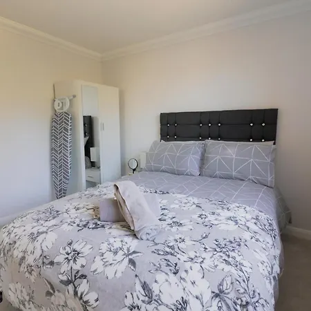 Newly Refurbished Two Bedroom Flat Near Town Centre-3