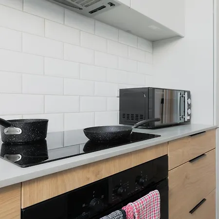 Newly Refurbished Two Bedroom Flat Near Town Centre-2